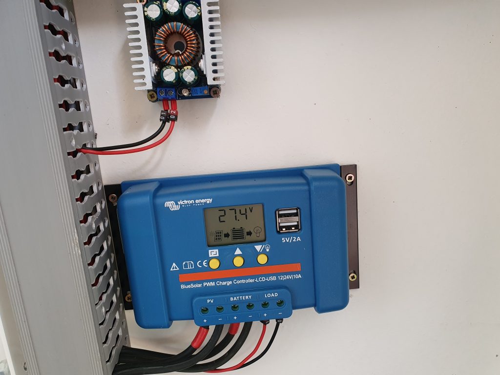 Régulateur de charge pour panneaux solaires