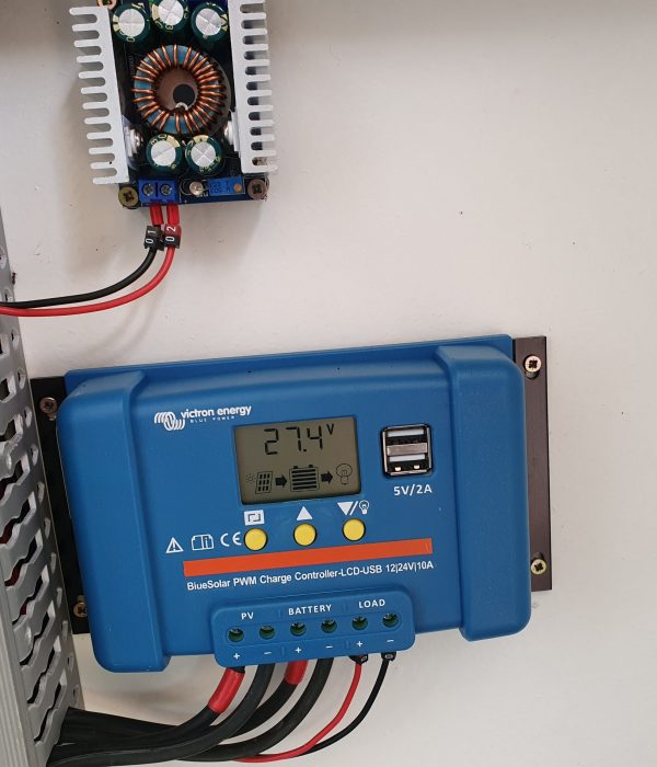 Régulateur de charge pour panneaux solaires